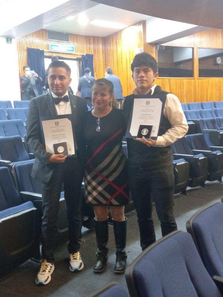 Alumnos acreedores al premio al Servicio Social "Dr. Gustavo Baz Prada"